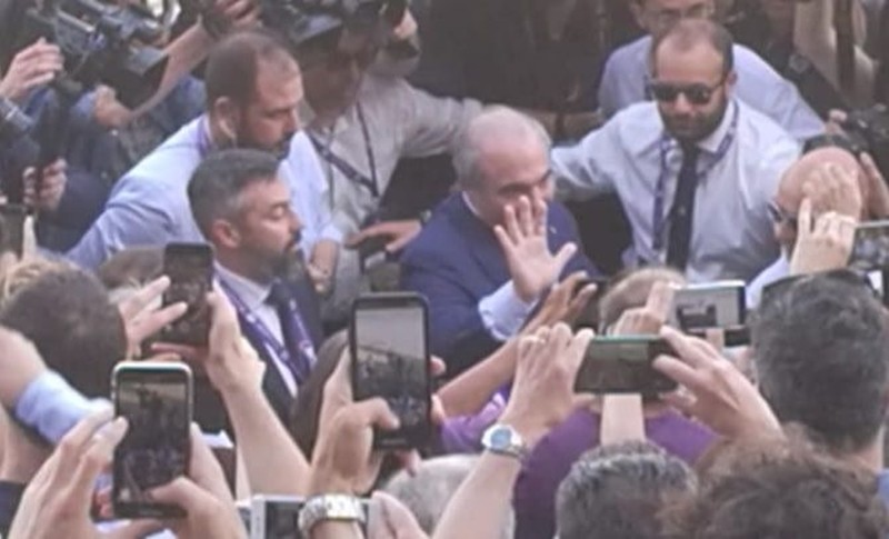 Tân Chủ tịch ra mắt, người hâm mộ Fiorentina có hành động khó tin - Bóng Đá