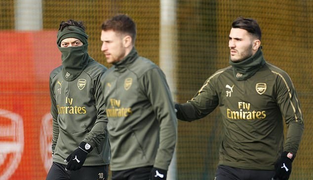 Fan Liverpool đốt pháo sáng - Bóng Đá