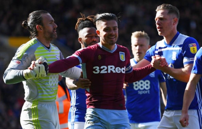 Grealish bị fan xông vào sân đấm vào mặt - Bóng Đá