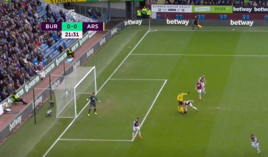 SỐC! Lacazette bị thủ quân Burnley 