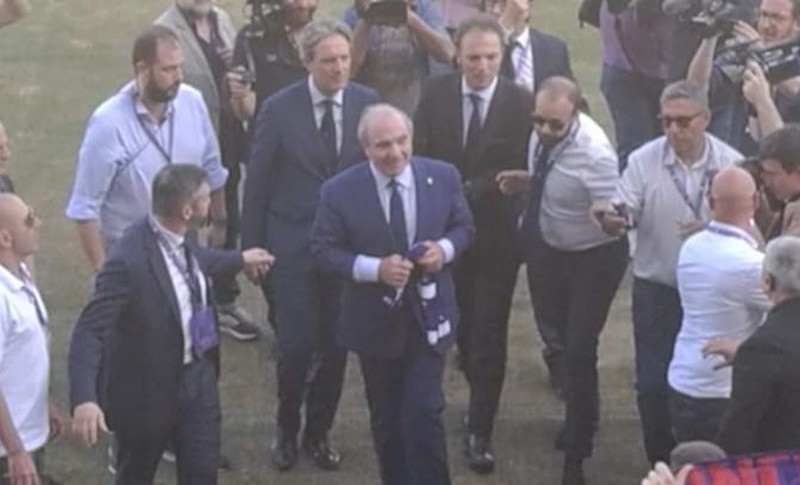 Tân Chủ tịch ra mắt, người hâm mộ Fiorentina có hành động khó tin - Bóng Đá