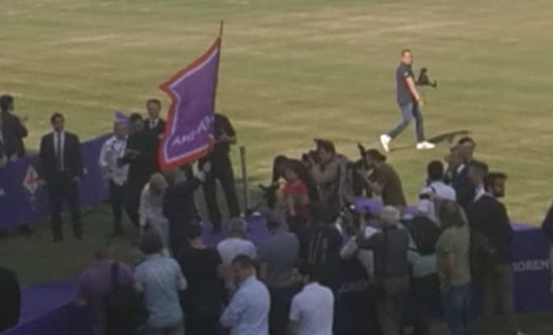 Tân Chủ tịch ra mắt, người hâm mộ Fiorentina có hành động khó tin - Bóng Đá