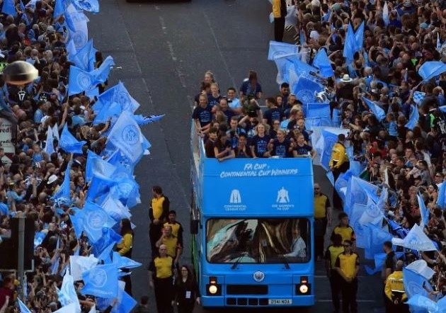 Man City cùng cổ động viên ăn mừng tưng bừng trên phố - Bóng Đá