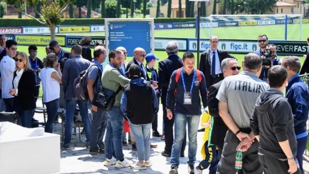 Chùm ảnh: Sao Azzurri đi thăm bệnh viện nhi Roma - Bóng Đá