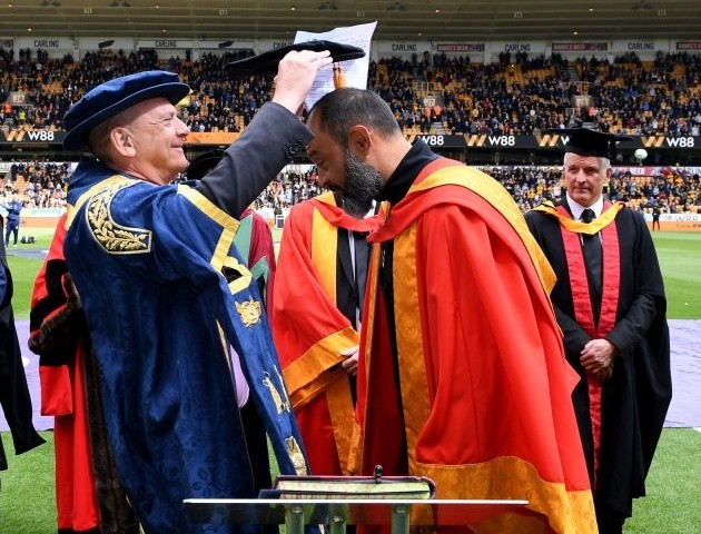 CĐV Wolverhampton mang mặt nạ đô vật ăn mừng mùa giải tuyệt vời - Bóng Đá