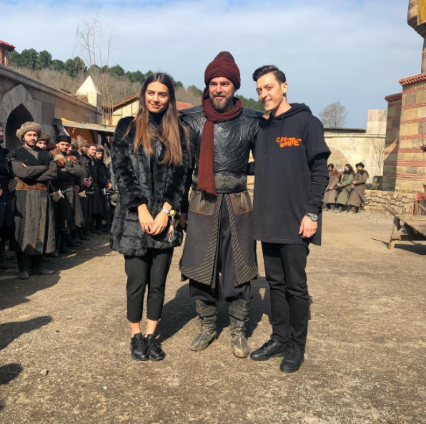 Bất đồng với Emery, Ozil cùng vợ rời nước Anh - Bóng Đá