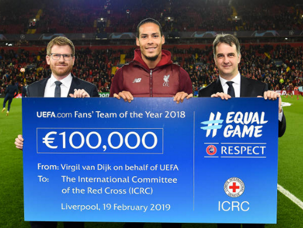 Làm khán giả, Van Dijk vẫn tạo dấu ấn cực lớn tại Anfield - Bóng Đá