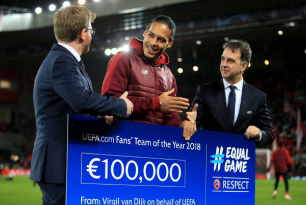 Làm khán giả, Van Dijk vẫn tạo dấu ấn cực lớn tại Anfield - Bóng Đá