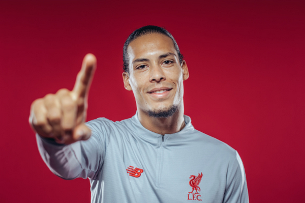 Làm khán giả, Van Dijk vẫn tạo dấu ấn cực lớn tại Anfield - Bóng Đá
