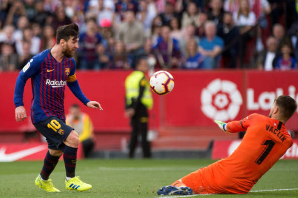 Bỏ lỡ cơ hội mười mươi, 'thanh niên số hưởng' được Messi an ủi bằng món quà quý giá - Bóng Đá