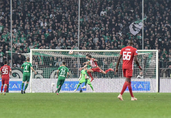 Pháo sáng, hơi cay, derby Hy Lạp phải kết thúc sớm ở phút 70 - Bóng Đá