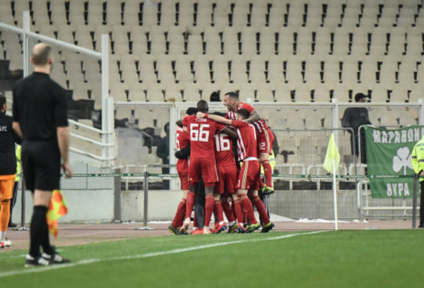 Pháo sáng, hơi cay, derby Hy Lạp phải kết thúc sớm ở phút 70 - Bóng Đá