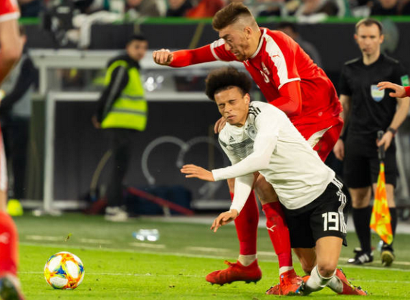 Khủng khiếp, Sane suýt gãy chân sau một pha 'triệt hạ' của đối thủ - Bóng Đá