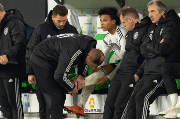 Khủng khiếp, Sane suýt gãy chân sau một pha 'triệt hạ' của đối thủ - Bóng Đá