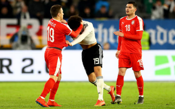 Khủng khiếp, Sane suýt gãy chân sau một pha 'triệt hạ' của đối thủ - Bóng Đá