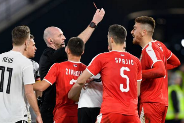 Khủng khiếp, Sane suýt gãy chân sau một pha 'triệt hạ' của đối thủ - Bóng Đá