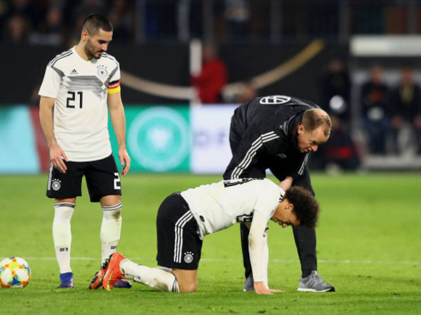 Khủng khiếp, Sane suýt gãy chân sau một pha 'triệt hạ' của đối thủ - Bóng Đá