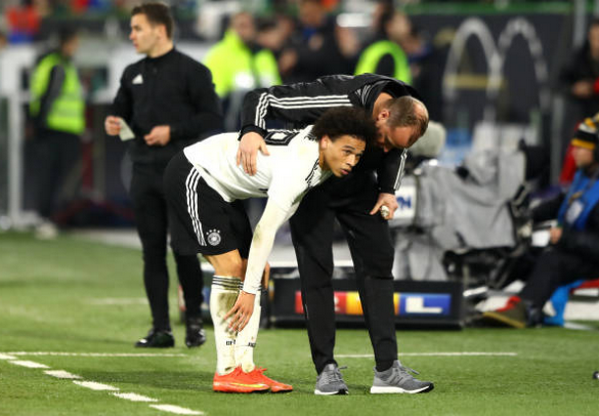 Khủng khiếp, Sane suýt gãy chân sau một pha 'triệt hạ' của đối thủ - Bóng Đá