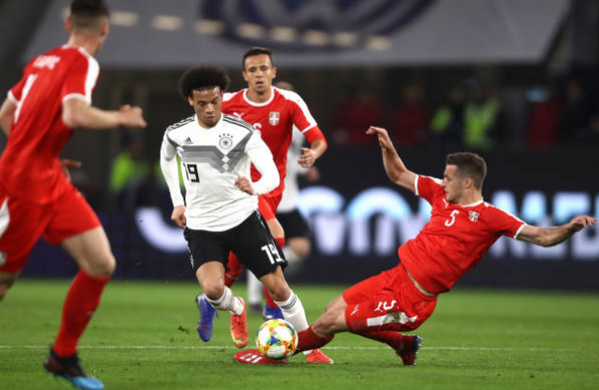 Khủng khiếp, Sane suýt gãy chân sau một pha 'triệt hạ' của đối thủ - Bóng Đá