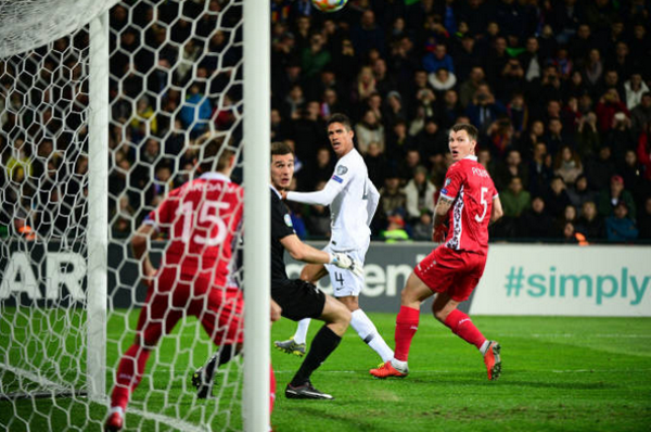 CĐV quá khích vào sân, Mbappe có hành động 'không tưởng' - Bóng Đá