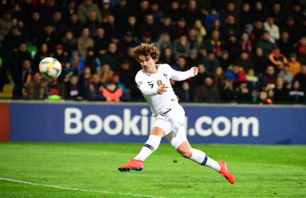 CĐV quá khích vào sân, Mbappe có hành động 'không tưởng' - Bóng Đá