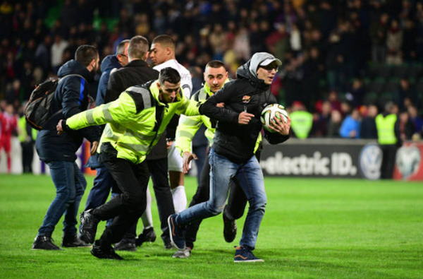 CĐV quá khích vào sân, Mbappe có hành động 'không tưởng' - Bóng Đá