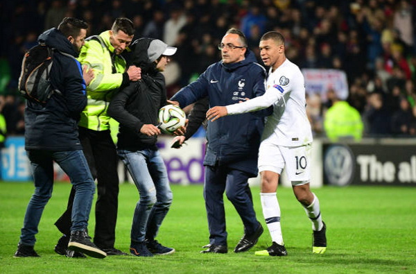 CĐV quá khích vào sân, Mbappe có hành động 'không tưởng' - Bóng Đá