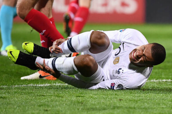 CĐV quá khích vào sân, Mbappe có hành động 'không tưởng' - Bóng Đá