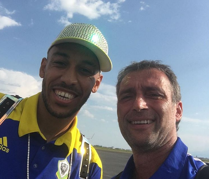 Tạc 3 ngôi sao lên đầu, Aubameyang khoe kiểu tóc mới cực chất - Bóng Đá