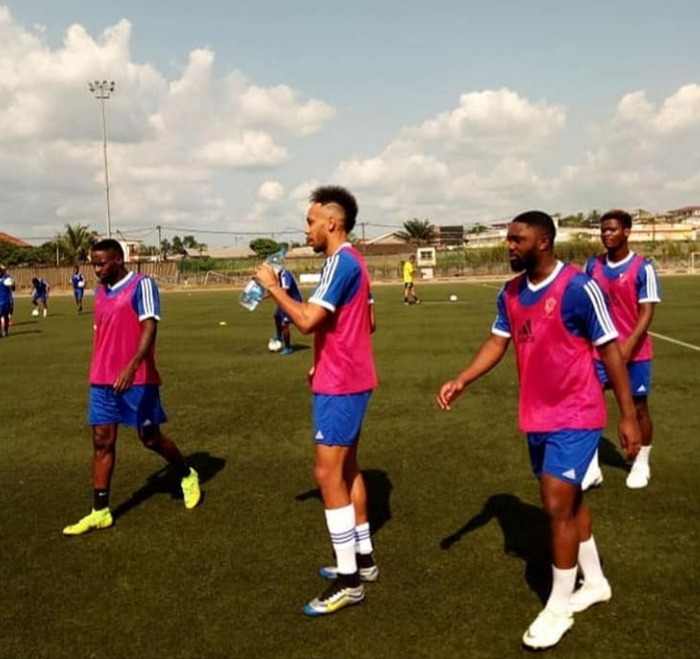 Tạc 3 ngôi sao lên đầu, Aubameyang khoe kiểu tóc mới cực chất - Bóng Đá