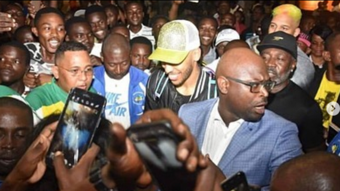 Tạc 3 ngôi sao lên đầu, Aubameyang khoe kiểu tóc mới cực chất - Bóng Đá