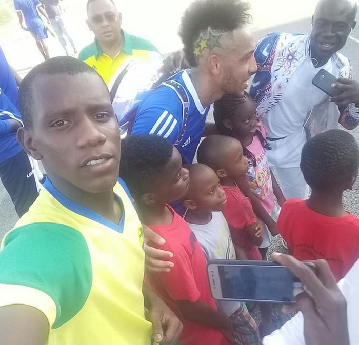 Tạc 3 ngôi sao lên đầu, Aubameyang khoe kiểu tóc mới cực chất - Bóng Đá