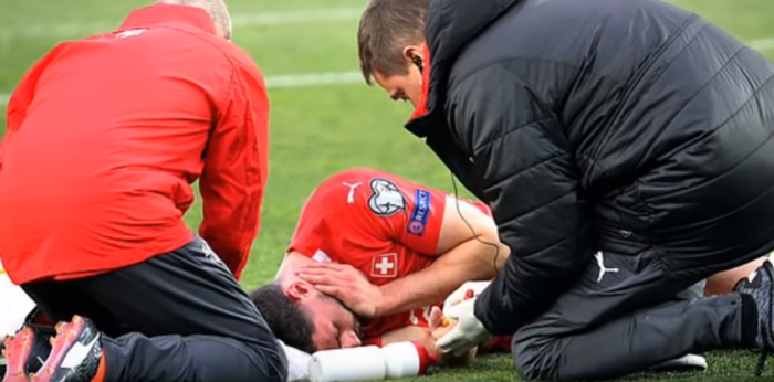 SỐC! Bất tỉnh suýt cắn lưỡi, ngôi sao Premier League vẫn được cho đá tiếp (Fabian Schar) - Bóng Đá