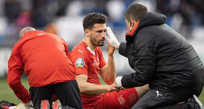 SỐC! Bất tỉnh suýt cắn lưỡi, ngôi sao Premier League vẫn được cho đá tiếp (Fabian Schar) - Bóng Đá