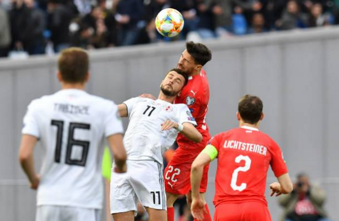 SỐC! Bất tỉnh suýt cắn lưỡi, ngôi sao Premier League vẫn được cho đá tiếp (Fabian Schar) - Bóng Đá