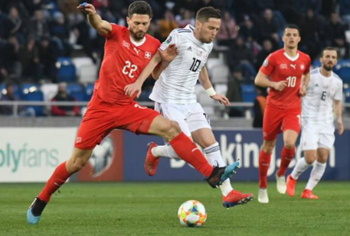 SỐC! Bất tỉnh suýt cắn lưỡi, ngôi sao Premier League vẫn được cho đá tiếp (Fabian Schar) - Bóng Đá