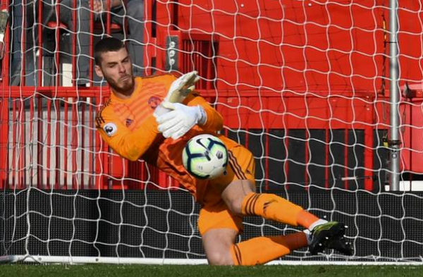 Martial bị đau rời sân - Bóng Đá