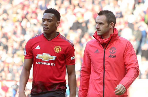 Martial bị đau rời sân - Bóng Đá