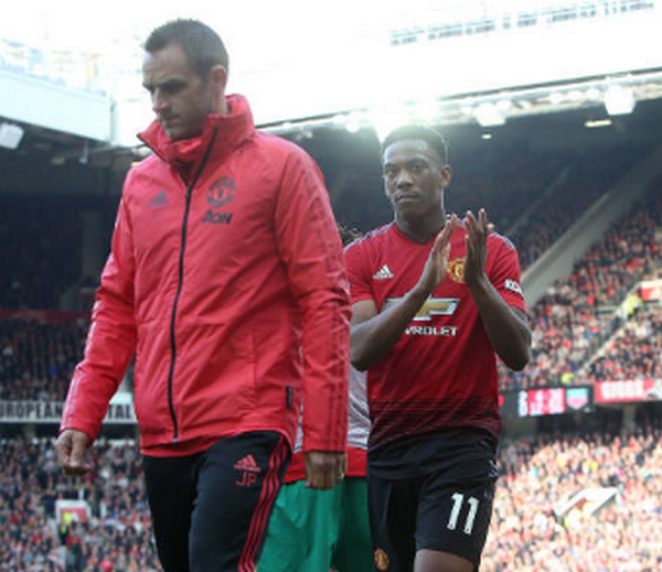 Martial bị đau rời sân - Bóng Đá