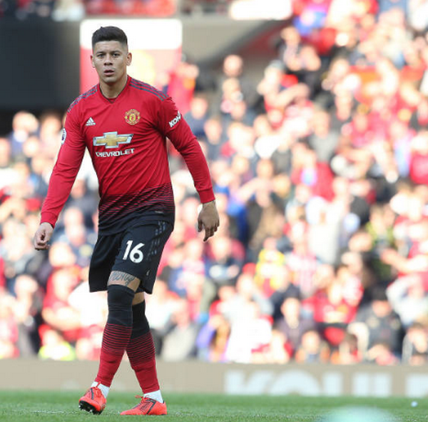 Martial bị đau rời sân - Bóng Đá