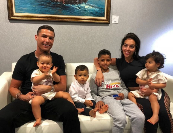 Bạn gái yêu Ronaldo từ cái nhìn đầu tiên - Bóng Đá