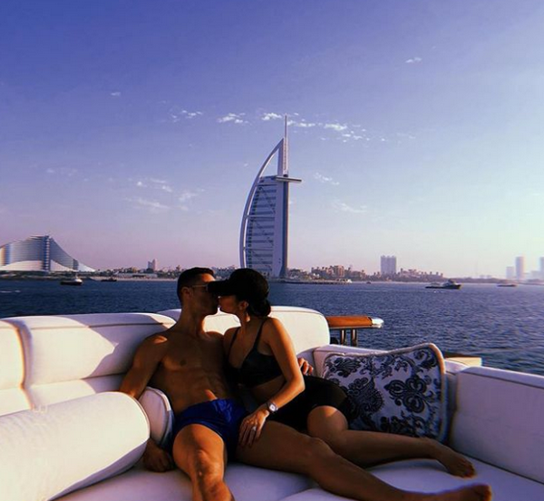 Bạn gái yêu Ronaldo từ cái nhìn đầu tiên - Bóng Đá