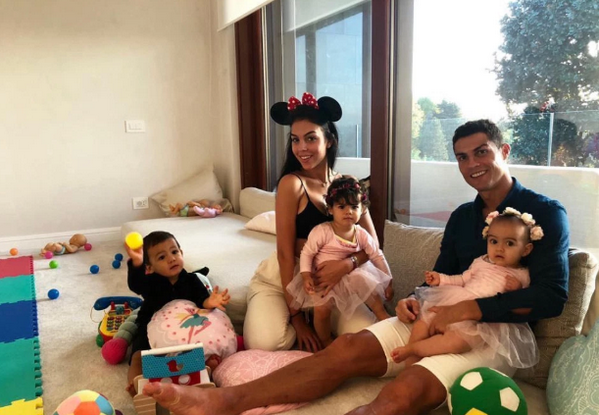 Bạn gái yêu Ronaldo từ cái nhìn đầu tiên - Bóng Đá