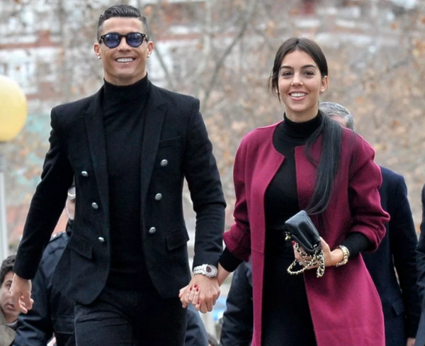 Bạn gái yêu Ronaldo từ cái nhìn đầu tiên - Bóng Đá