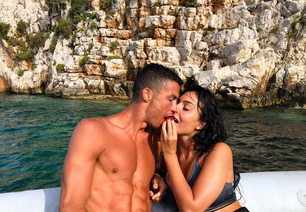 Bạn gái yêu Ronaldo từ cái nhìn đầu tiên - Bóng Đá