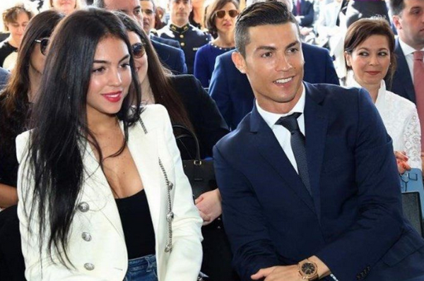 Bạn gái yêu Ronaldo từ cái nhìn đầu tiên - Bóng Đá