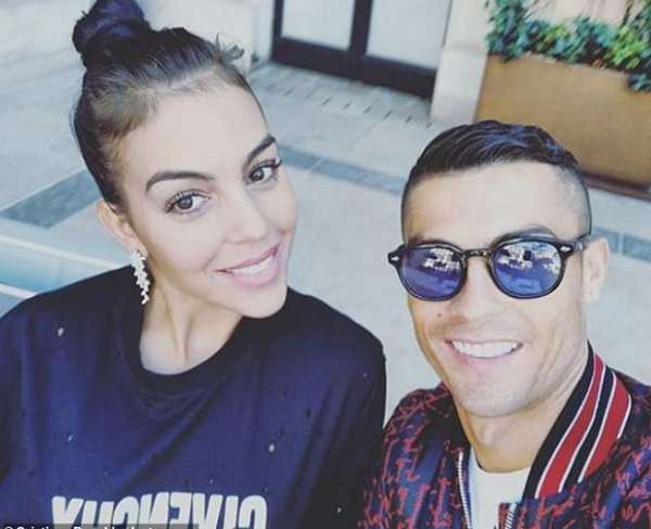 Bạn gái yêu Ronaldo từ cái nhìn đầu tiên - Bóng Đá