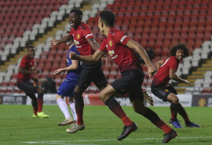 Di’Shon Bernard ký hợp đồng với Man United - Bóng Đá