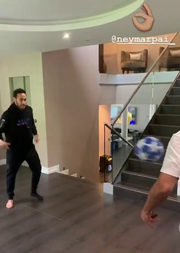 Mang bóng Champions League về nhà, Neymar bày trò 'hỗn' với bố - Bóng Đá