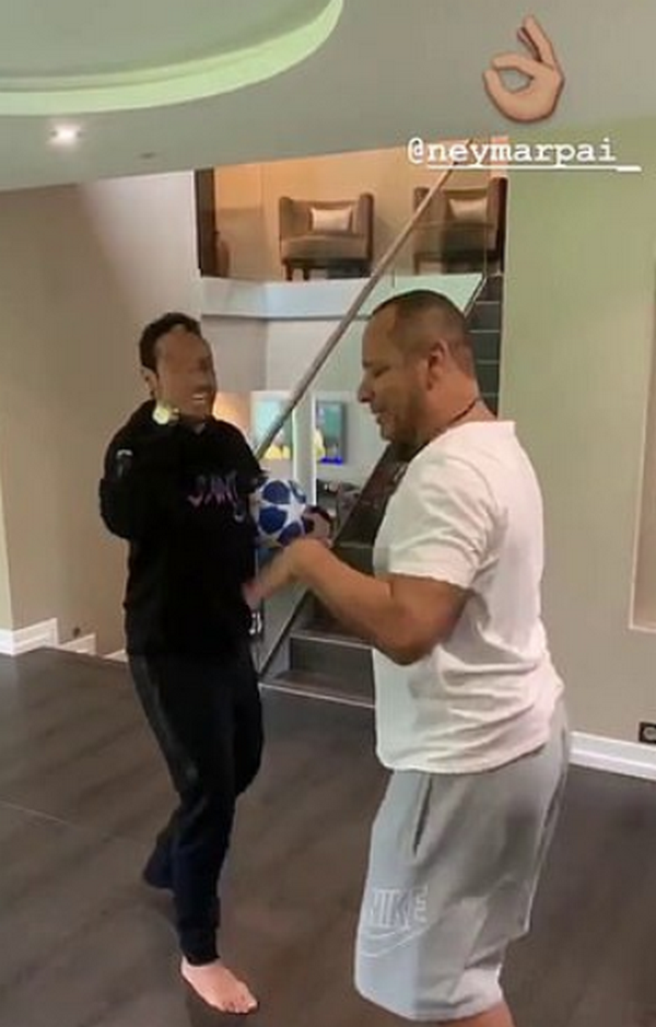 Mang bóng Champions League về nhà, Neymar bày trò 'hỗn' với bố - Bóng Đá